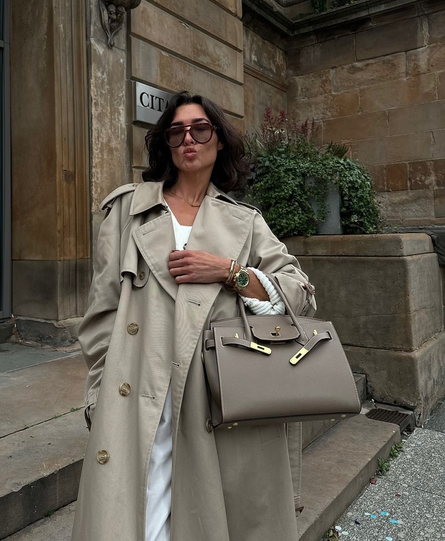 femeie cu geantă de mână din piele gri, accesorii aurii